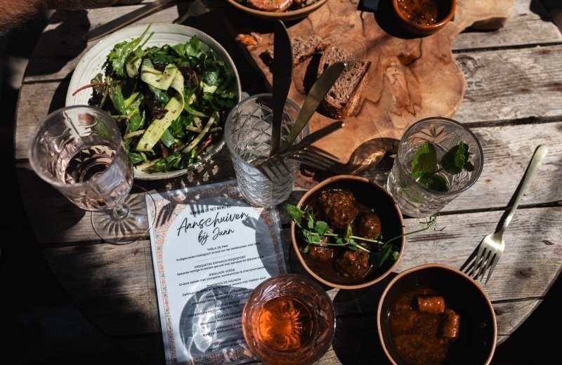 Food & drinks nearby